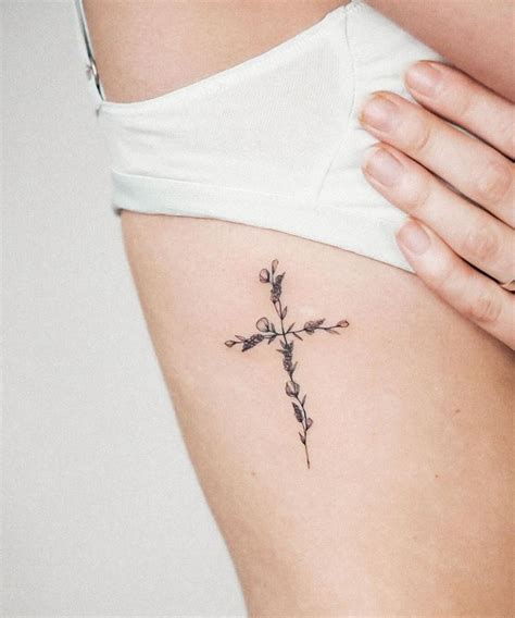 tatuagem de cruz na barriga|Tatuagens de Cruz: Expressões Poderosas de Fé e Devoção